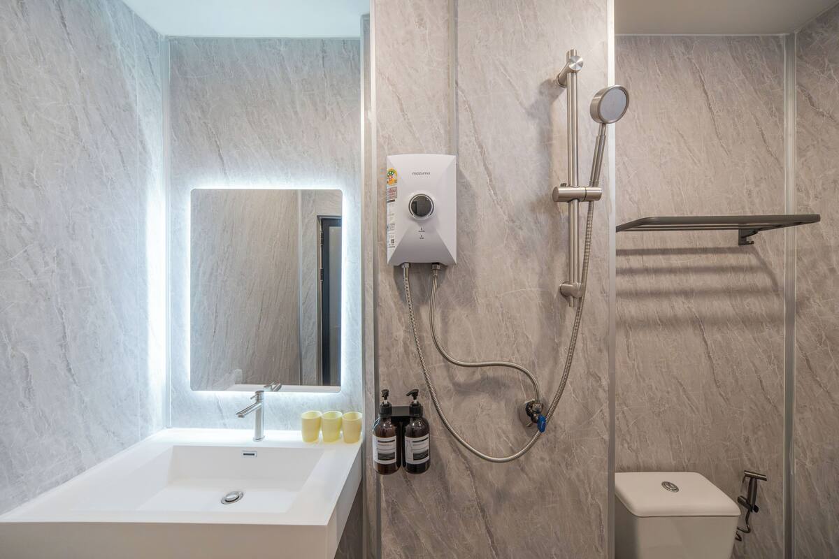 shower, free toiletries, hair dryer, slippers