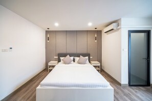 Desk, blackout curtains, free WiFi, bed sheets