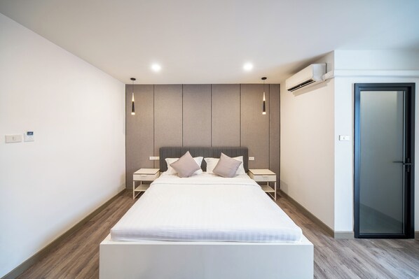 Desk, blackout drapes, free WiFi, bed sheets - Moca Hotel (Bangkok)