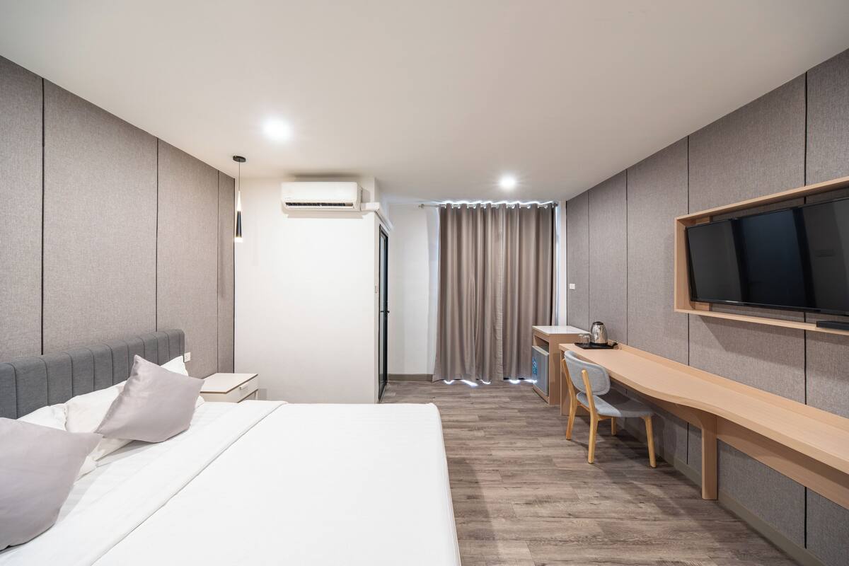 desk, blackout curtains, free wifi, bed sheets