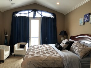 Exclusive Room | Egyptian cotton sheets, premium bedding, pillowtop beds - Luxury Lakefront Rooms (West Kelowna)