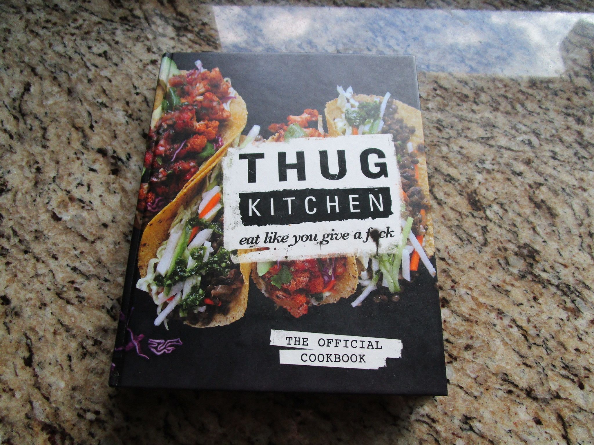Un livre de recettes intitulé « Thug Kitchen », avec le sous-titre « mangez comme si ça vous importait » et la mention « le livre de recettes officiel ».