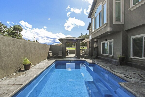 Kolam renang outdoor musiman, dengan payung kolam renang