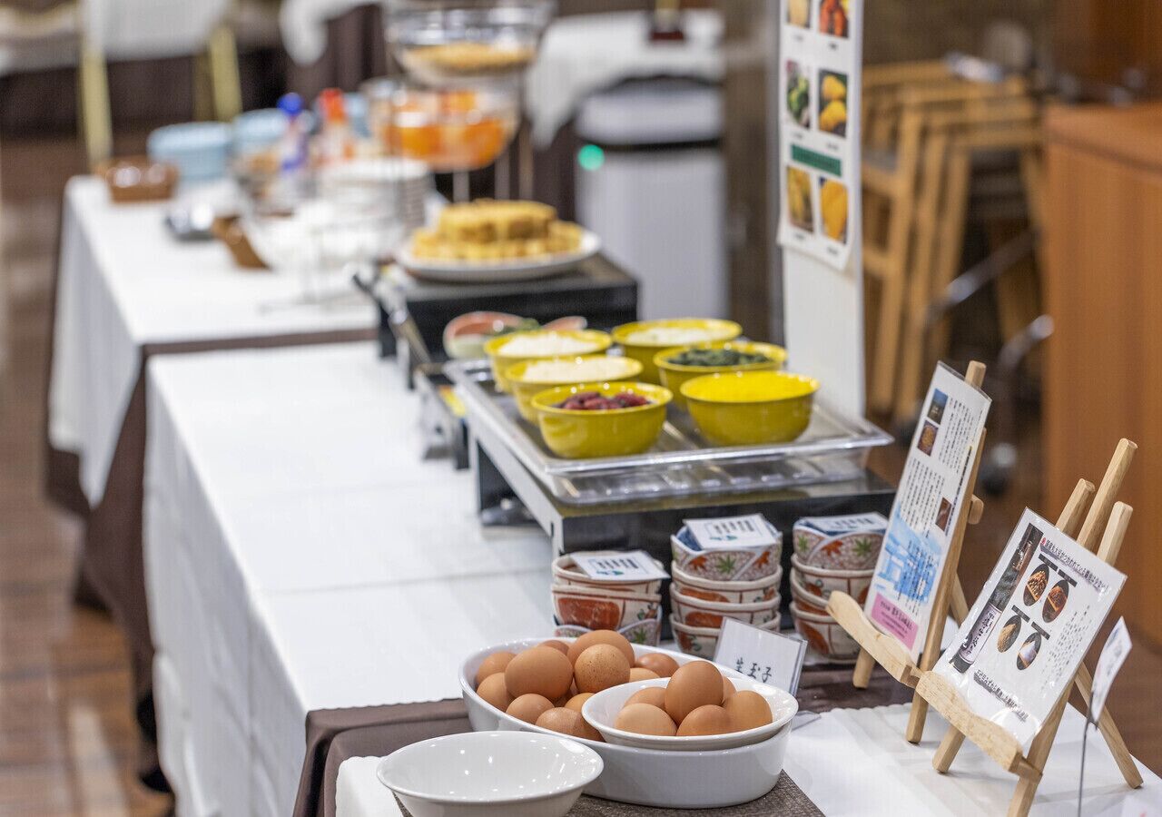 Disposição de buffet com diversos alimentos e acompanhamentos.