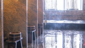 Un espai de vapor amb barrils de fusta i un gran finestral.
