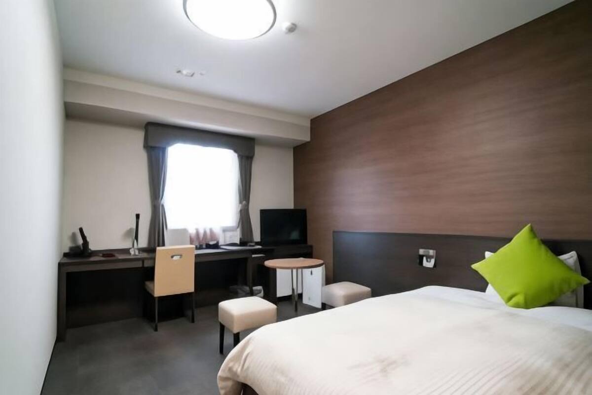 Cubrecamas, escritorio, cortinas blackout y wifi gratis 