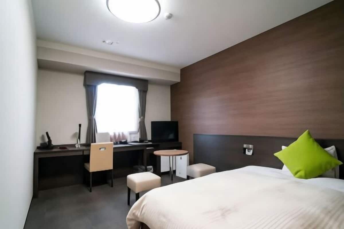 Down comforters, desk, blackout drapes, free WiFi