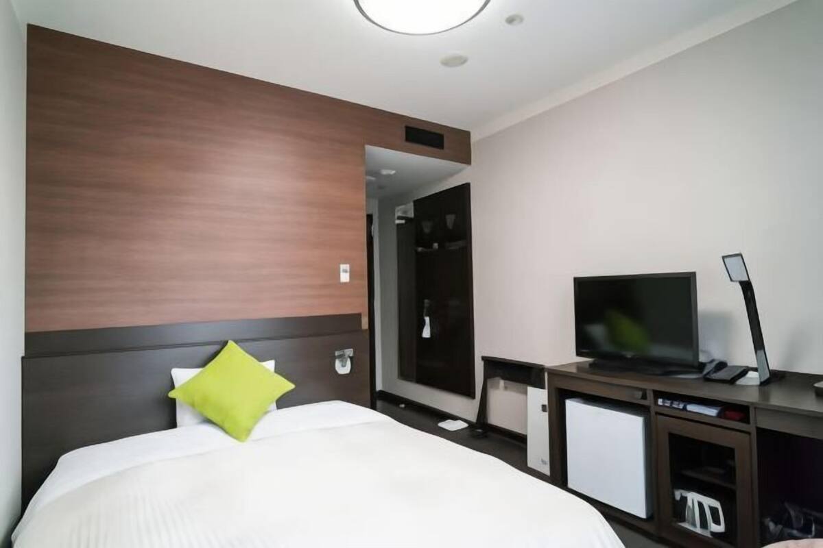 Cubrecamas, escritorio, cortinas blackout y wifi gratis 