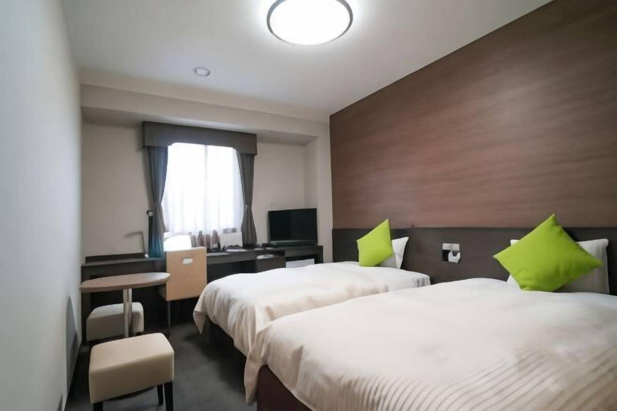 Cubrecamas, escritorio, cortinas blackout y wifi gratis 