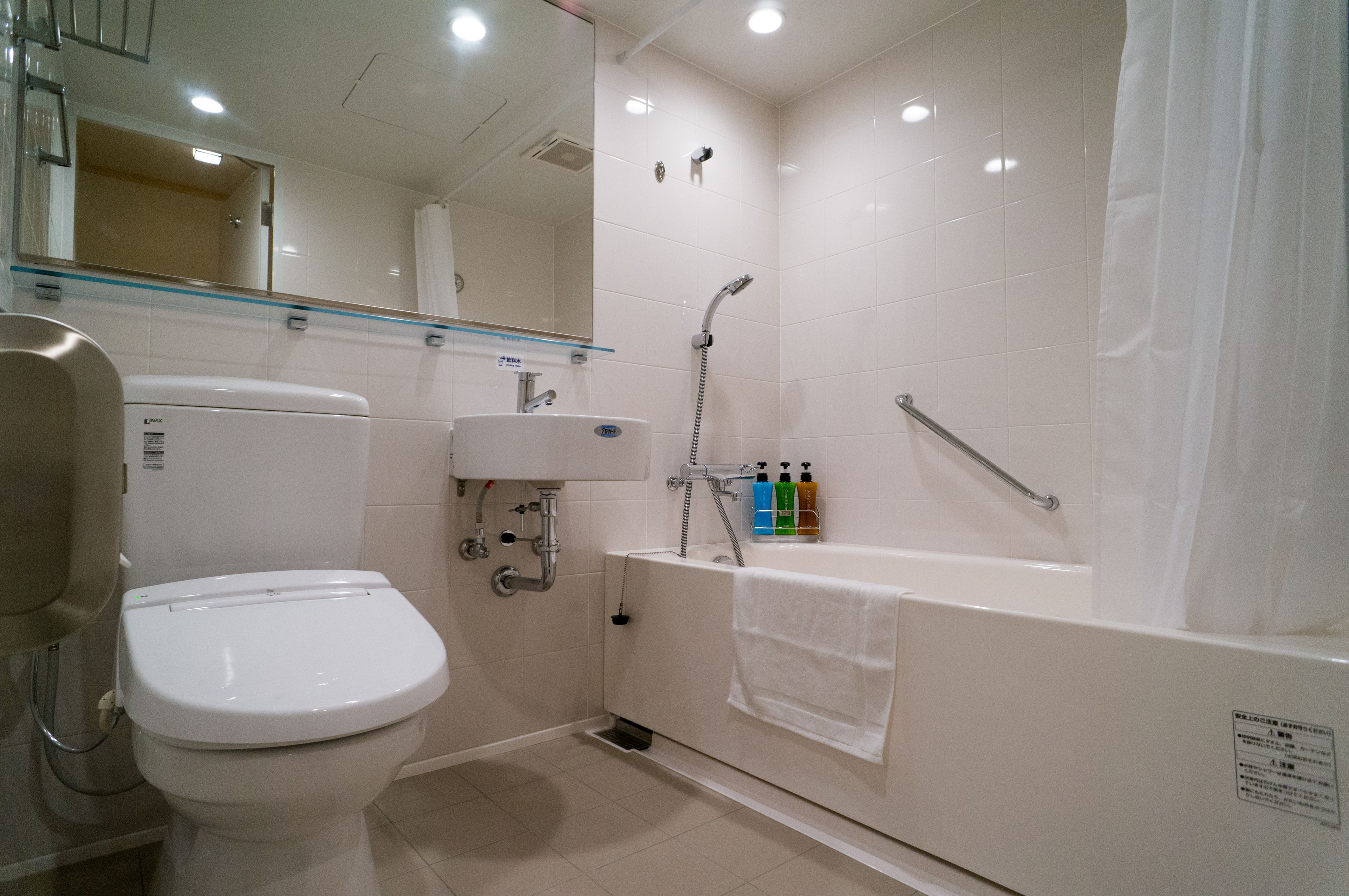 combined shower/bathtub, deep-soaking bathtub, free toiletries
