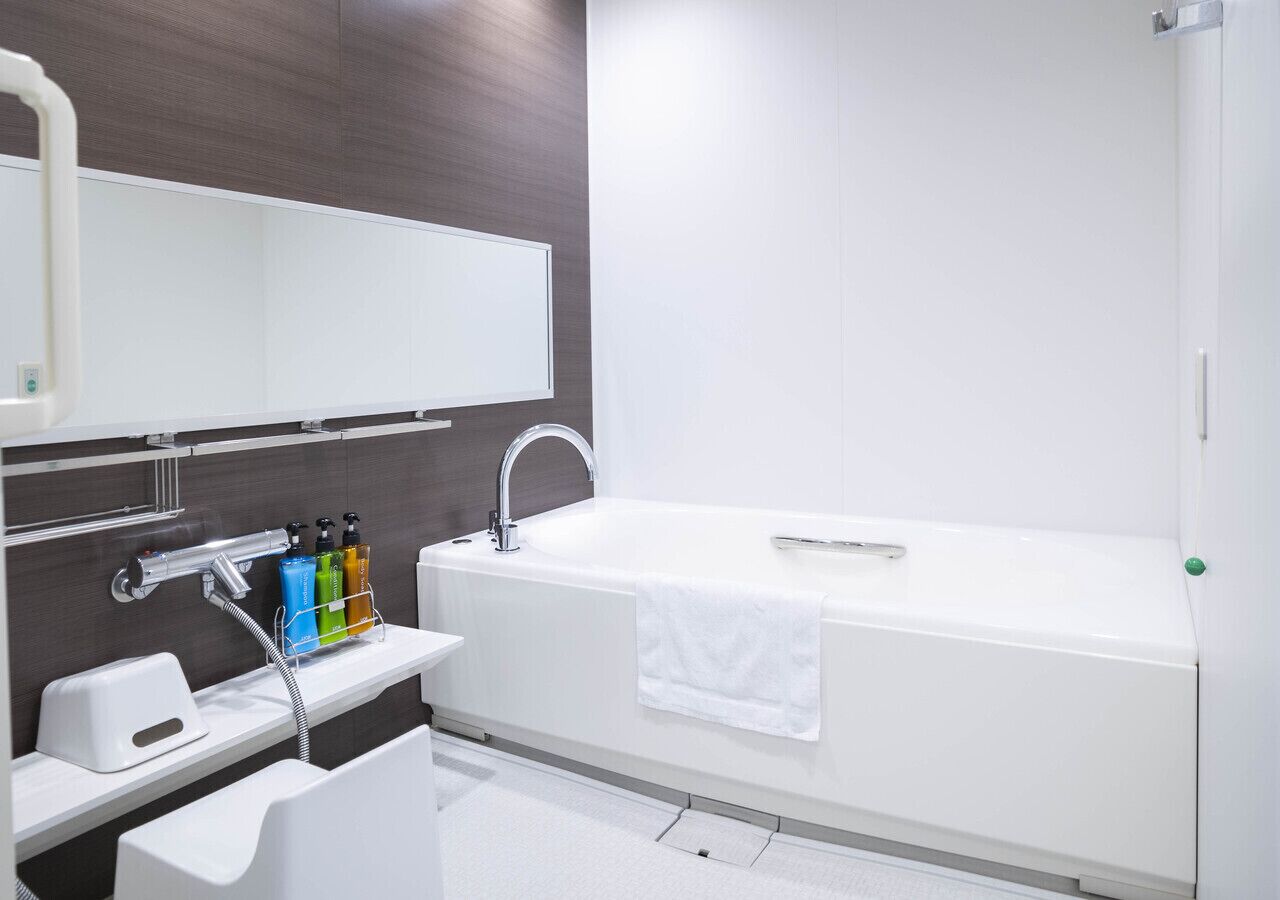 Combined shower/tub, deep soaking tub, free toiletries, hair dryer