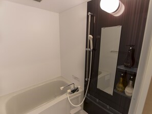 Phòng đôi, quang cảnh một góc biển | Phòng tắm | Bồn tắm và buồng tắm vòi sen riêng, bồn tắm ngâm 