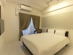 Phòng đôi, quang cảnh một góc biển | Màn/rèm cản sáng, truy cập Internet không dây miễn phí, bộ trải giường 