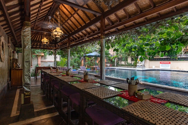 Petit déjeuner et dîner servis sur place