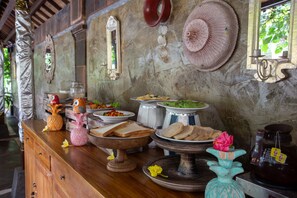 Petit déjeuner et dîner servis sur place