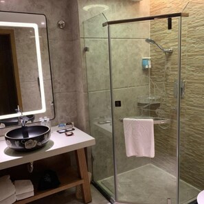 Superior Double Room | Bathroom | Separate bathtub and shower, free toiletries, hair dryer, slippers - Wanyi Lijing Hotel Guiyang Huaxi Park (Guiyang)