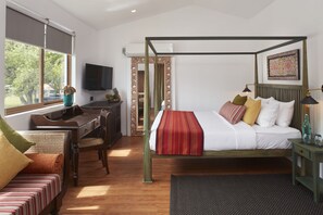 Deluxe Cabin, 1 Queen Bed, Non Smoking, Lake View | Egyptian cotton sheets, premium bedding, in-room safe