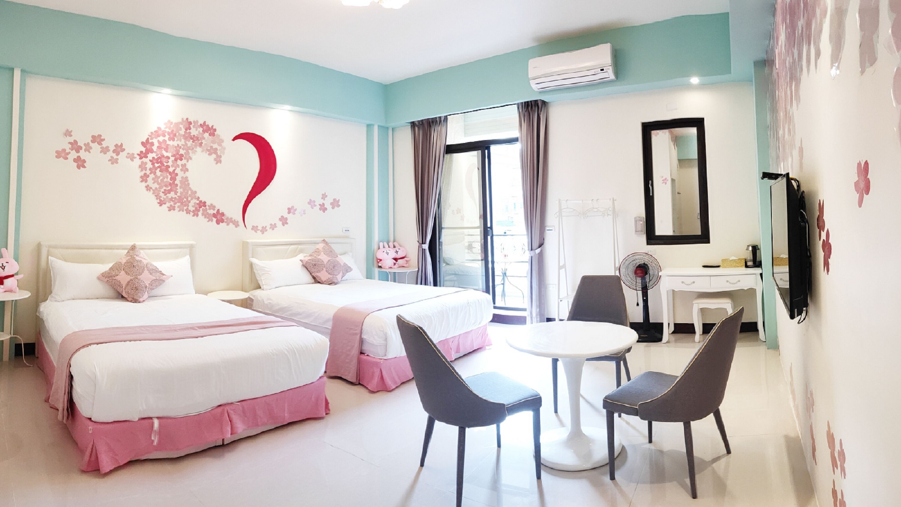 Romantische vierpersoonskamer, 2 tweepersoonsbedden, niet-roken, uitzicht op stad | Pillowtop-bedden, een bureau, verduisterende gordijnen