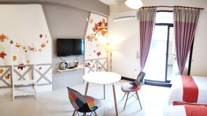 Colchones con pillow-top, escritorio y cortinas blackout 