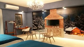 Colchones con pillow-top, escritorio y cortinas blackout 