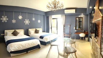 Pillowtop-patjalliset sängyt, työpöytä, pimennysverhot, äänieristys