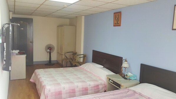 Vierpersoonskamer, 2 tweepersoonsbedden, niet-roken | Verduisterende gordijnen, gratis wifi, beddengoed