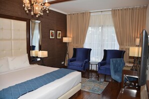 デラックス ダブルまたはツインルーム ダブルベッド 1 台 禁煙 | 高級寝具、デスク、遮光カーテン、防音設備