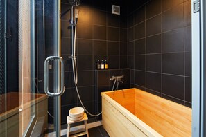 Deep-soaking bathtub - HANARE KYOTO Hachijoguchi (Kyoto)