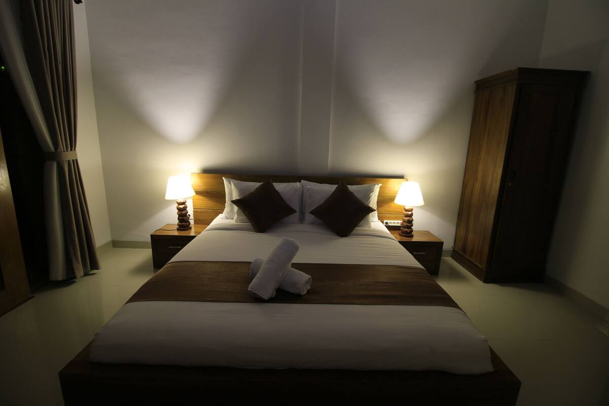 minibar, desk, laptop workspace, blackout curtains