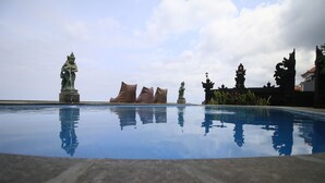 室外游泳池，08:00 至 20:00 开放，池畔遮阳伞，日光浴躺椅