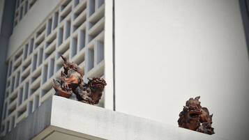 Un edificio con una estatua decorativa de un león en el tejado.