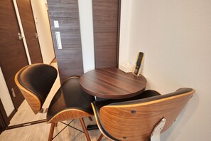 Cortines opaques, planxa i posts de planxar i wifi gratuïta 