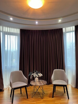 Luxe kamer, 1 kingsize bed, niet-roken, uitzicht op bergen | Woonruimte | Een ledtelevisie