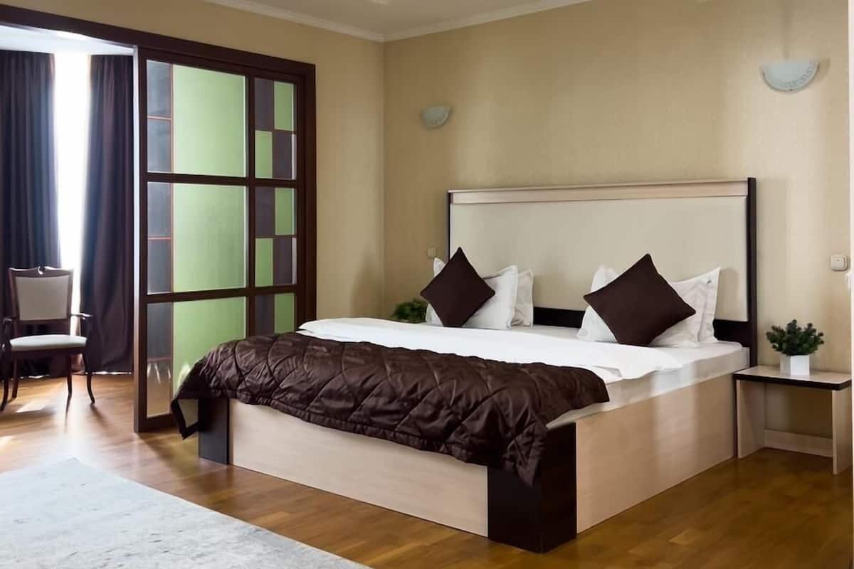 Luxe kamer, 1 kingsize bed, niet-roken, uitzicht op bergen | Een bureau, geluiddichte muren, een strijkplank/strijkijzer, gratis wifi