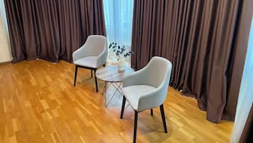 Habitación de lujo, 1 cama de matrimonio grande, no fumadores, vistas a la montaña | Zona de estar | Una televisión LED