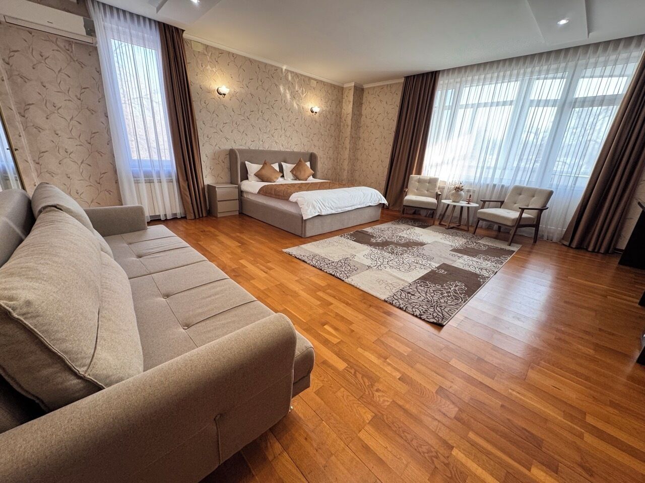 Deluxe kamer | Een bureau, geluiddichte muren, een strijkplank/strijkijzer, gratis wifi