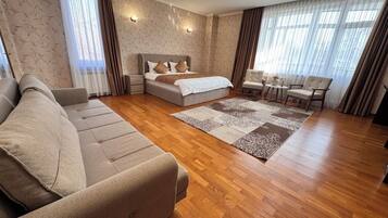 Deluxe kamer | Een bureau, geluiddichte muren, een strijkplank/strijkijzer, gratis wifi