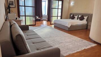 Luksusrom, 1 kingsize-seng, ikke-røyk, fjellutsikt | Skrivebord, lydisolert, strykejern/-brett og wi-fi (inkludert)