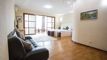 Habitación de lujo, 1 cama de matrimonio grande, no fumadores, vistas a la montaña | Escritorio, sistema de insonorización, tabla de planchar con plancha