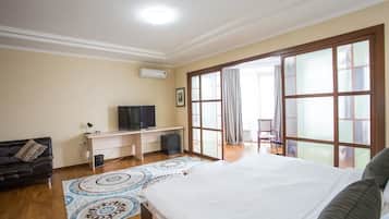 Habitación de lujo, 1 cama de matrimonio grande, no fumadores, vistas a la montaña | Escritorio, sistema de insonorización, tabla de planchar con plancha