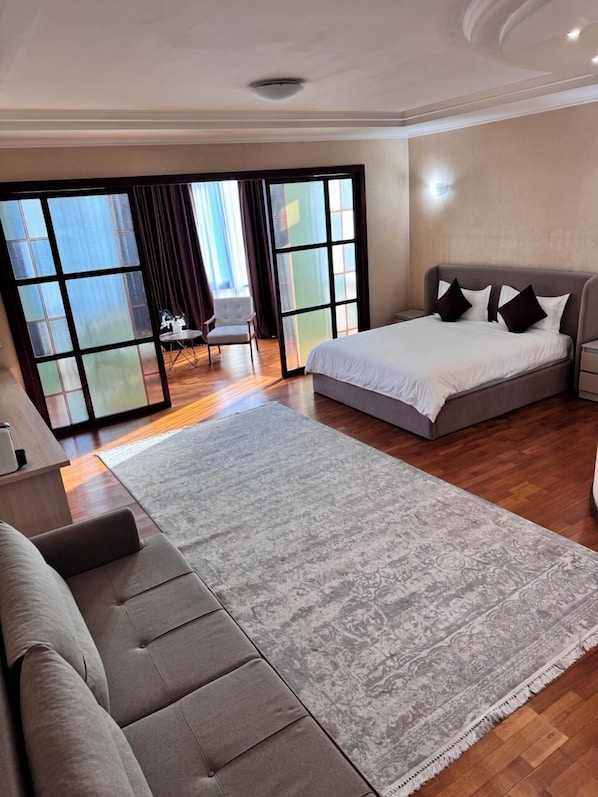 Desk, soundproofing, iron/ironing board, free WiFi - Apart Hotel Keremet (Almaty)