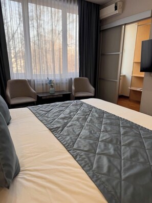 Desk, soundproofing, iron/ironing board, free WiFi - Apart Hotel Keremet (Almaty)
