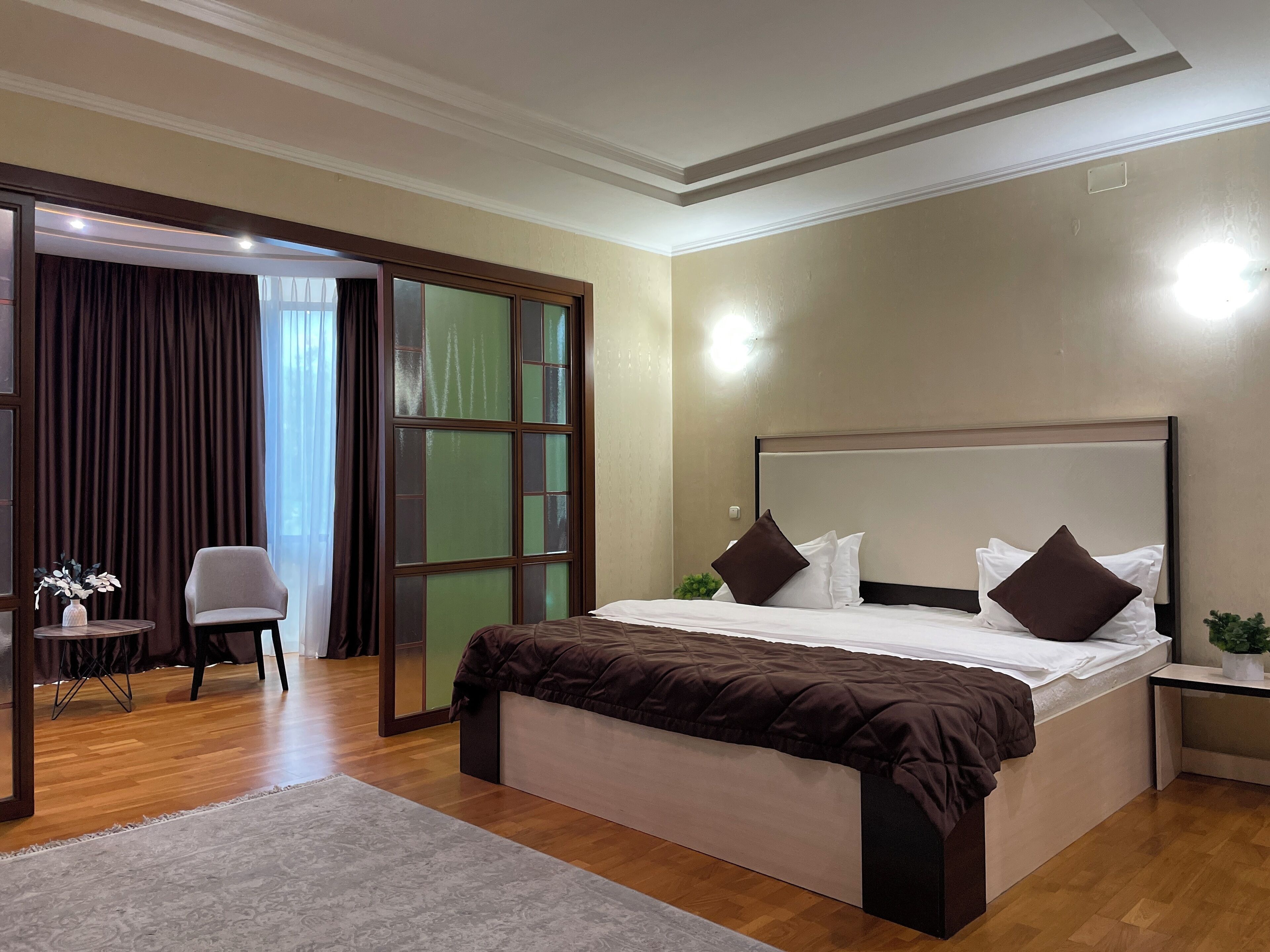 ラグジュアリー ルーム キングベッド 1 台 禁煙 マウンテンビュー | デスク、防音設備、アイロン / アイロン台、WiFi (無料)