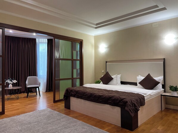 Luxe kamer, 1 kingsize bed, niet-roken, uitzicht op bergen | Een bureau, geluiddichte muren, een strijkplank/strijkijzer, gratis wifi