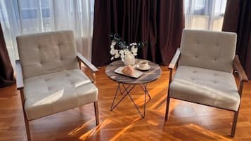 Luxury Room, 1 King Bed, Non Smoking, Mountain View | Living area | LED TV