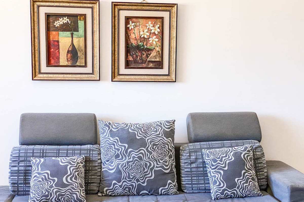 Superior-Apartment, 1 Schlafzimmer, Stadtblick | Wohnbereich | 50-Zoll-LCD-Fernseher mit Satellitenempfang, Fernseher