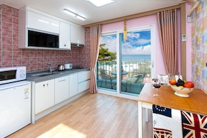 Standard Room | In-room dining - Naerimong Beach Pension (Incheon)