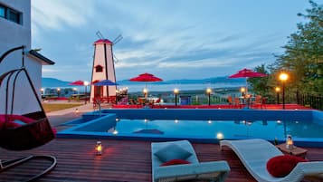 Una piscina al aire libre
