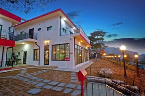 Front of property – evening/night - Naerimong Beach Pension (Incheon)