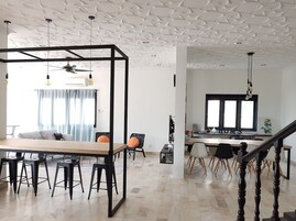 House, 4 Bedrooms | Ruang tamu | TV Pintar, pemain DVD 